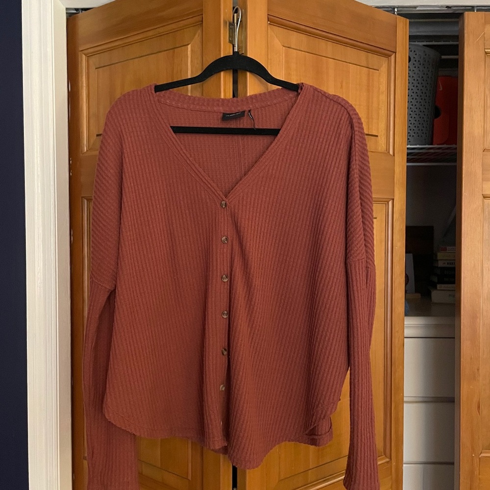 URBAN OUTFITTER OVERSIZED BUTTON DOWN THERMAL TOP